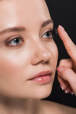 siyah izole kontakt lens takarak çekici kadın 