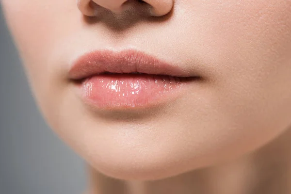 Vue Recadrée Femme Aux Lèvres Douces Isolées Sur Gris — Photo