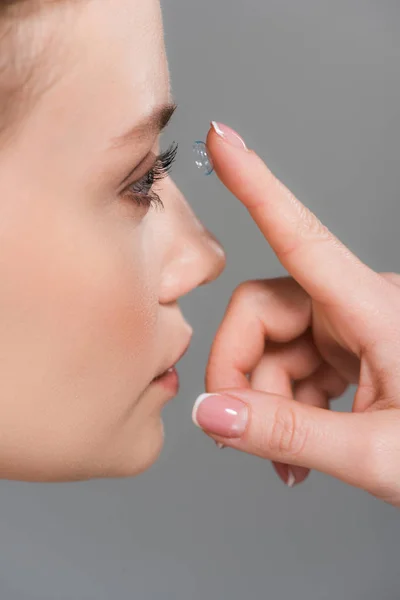 Attraktiv Kvinna Fästa Kontaktlins Isolerade Grått — Stockfoto