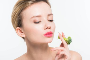 beyaz izole yeşil brokoli üfleme çekici çıplak kadın 