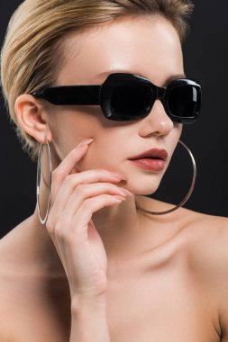 siyah izole güneş gözlüğü şık ve çıplak genç kadın 
