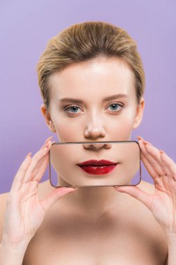 mor izole ekranda dudakları ile akıllı telefon ile ağız kapsayan çekici çıplak kadın  