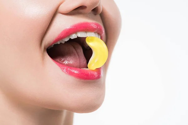 Recortado Vista Alegre Chica Comiendo Jalea Caramelo Aislado Blanco — Foto de Stock