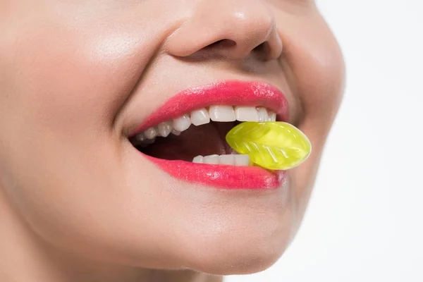 Vista Recortada Chica Alegre Comiendo Caramelo Jalea Amarilla Aislado Blanco —  Fotos de Stock