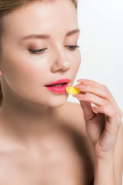Aantrekkelijke Naakte Vrouw Holding Gele Jelly Candy Geïsoleerd Wit — Stockfoto