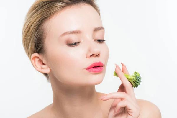 Attrayant Femme Soufflant Sur Vert Brocoli Isolé Sur Blanc — Photo