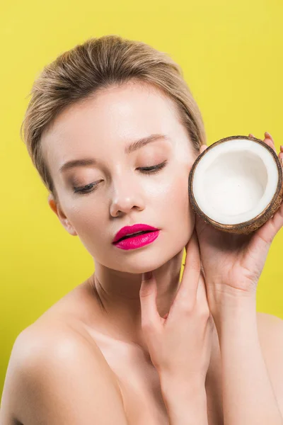 Aantrekkelijke Vrouw Vasthouden Van Helft Van Kokosnoot Handen Geïsoleerd Geel — Stockfoto