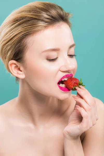 ピンクの唇に砂糖を塗った魅力的な女性は 青で孤立したイチゴを食べる — ストック写真
