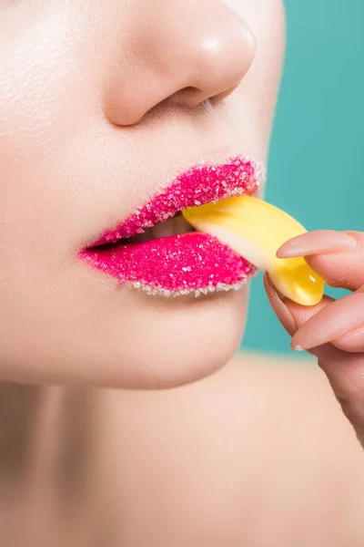 Vista Recortada Mujer Con Azúcar Los Labios Comer Caramelo Gelatina — Foto de Stock