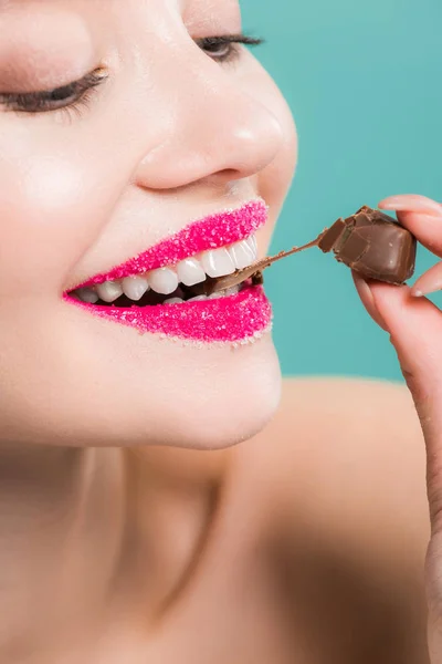 Περικομμένη Θέα Της Εύθυμη Γυναίκα Τρώγοντας Καραμέλα Σοκολάτας Απομονωθεί Μπλε — Φωτογραφία Αρχείου
