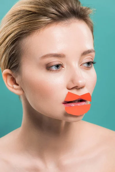 青で隔離された唇にオレンジ色の紙を持つ美しい裸の若い女性 — ストック写真
