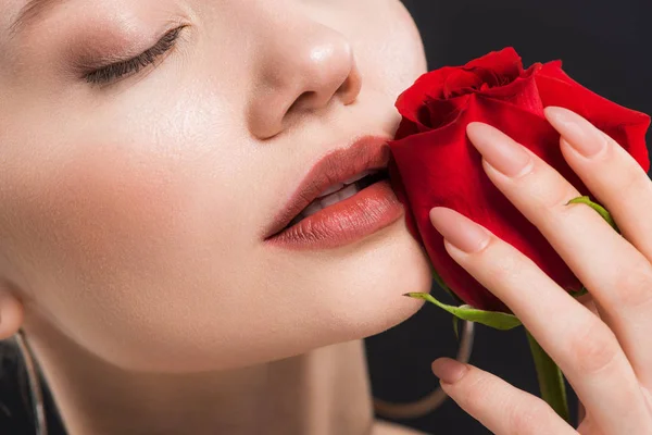 Vista Recortada Mujer Joven Con Los Ojos Cerrados Sosteniendo Rosa — Foto de Stock