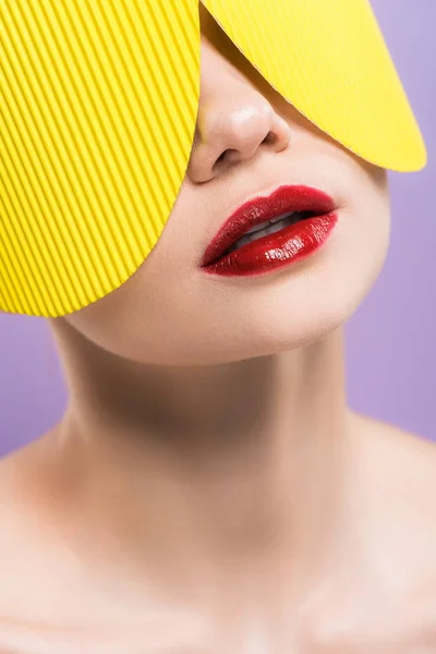 Γυμνό Κορίτσι Κόκκινα Χείλη Κίτρινο Χαρτί Γυαλιά Απομονώνονται Μωβ — Φωτογραφία Αρχείου