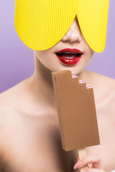Naken Kvinna Med Röda Läppar Håller Kartong Choklad Glass Isolerad — Stockfoto