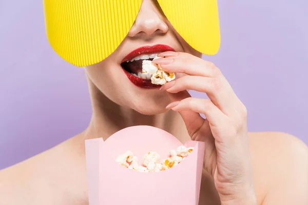 Bijgesneden Beeld Van Vrouw Holding Emmer Eten Smakelijke Popcorn Geïsoleerd — Stockfoto
