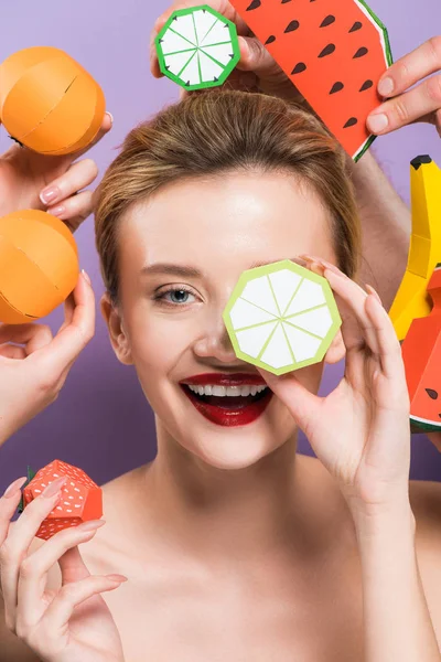 Feliz Mujer Joven Desnuda Sosteniendo Limón Decorativo Cerca Frutas Cartón — Foto de Stock