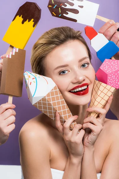 Felice Giovane Donna Nuda Che Tiene Coni Gelato Decorativi Isolati — Foto Stock