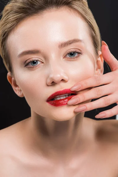 Naakte Aantrekkelijke Jonge Vrouw Aanraken Van Rode Lippen Geïsoleerd Zwart — Stockfoto