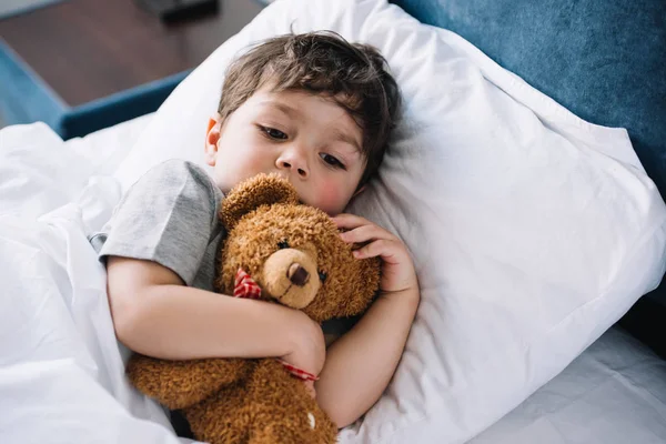 Garoto Bonito Deitado Cama Com Ursinho Pelúcia Casa — Fotografia de Stock