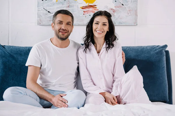 Hombre Alegre Sentado Cerca Mujer Feliz Sonriendo Cama — Foto de Stock