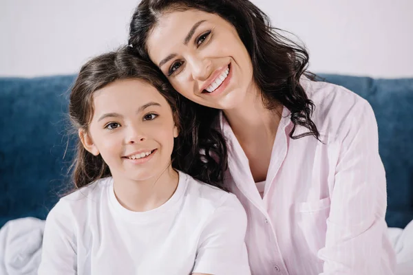 Feliz Madre Mirando Cámara Mientras Sonríe Cerca Hija — Foto de Stock