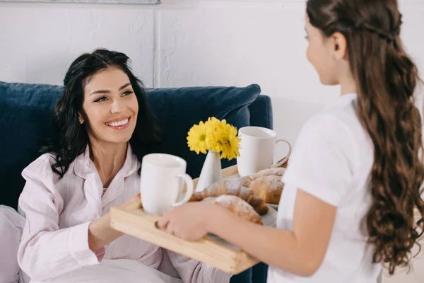 Selective Focus Cheerful Mother Looking Daughter Holding Wooden Tray Breakfast — Stock Photo, Image