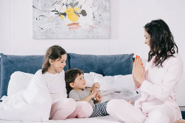 Happy Mother Gesturing Cheerful Toddler Son Cute Daughter Bedroom — Stock Photo, Image