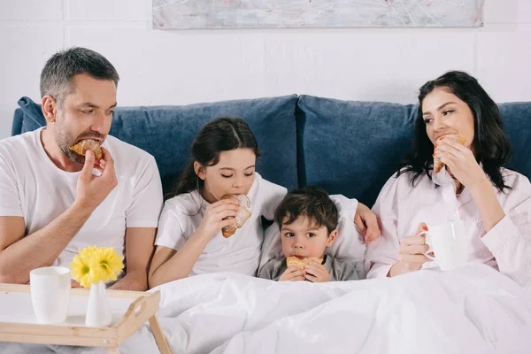 Happy Parents Kids Eating Tasty Croissants Bed — Stock Photo, Image