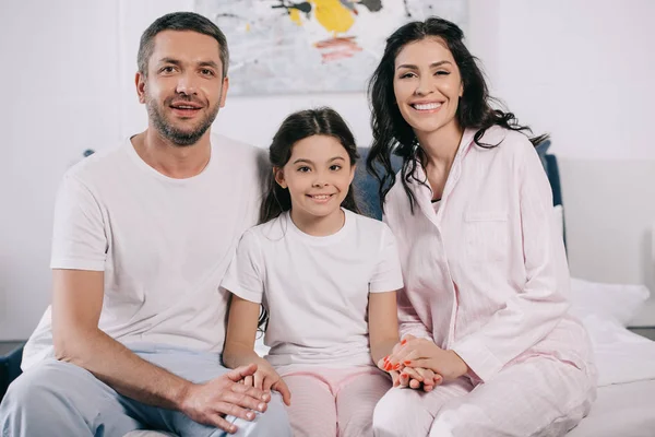 Happy Kid Kijkt Naar Camera Terwijl Hij Handen Vasthoudt Met — Stockfoto