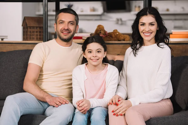 Happy Kid Looking Camera While Sitting Cheerful Parents Sofa — Stock Photo, Image