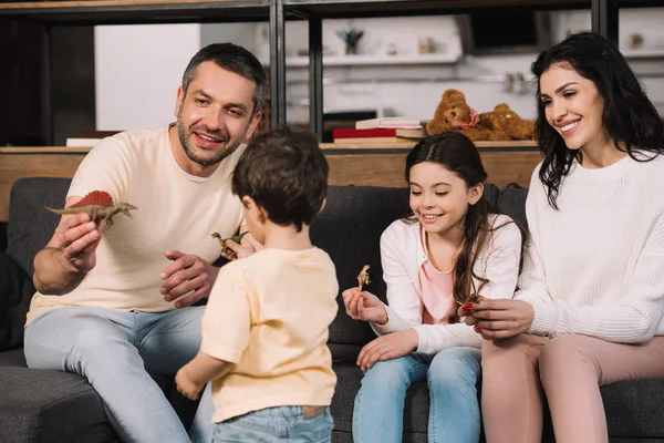 Oturma Odasında Mutlu Ebeveynler Kız Kardeşi Yakın Oyuncak Tutan Yeni — Stok fotoğraf