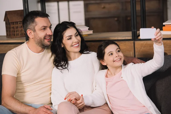 Enfant Heureux Prenant Selfie Avec Des Parents Gais Maison — Photo