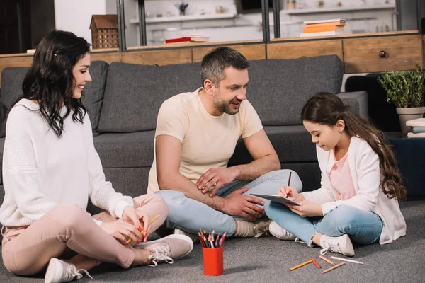 Happy Parents Sitting Floor Cute Daughter Drawing Paper — Stock Photo, Image