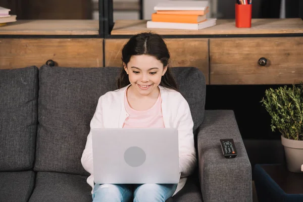 Glückliches Kind Sitzt Auf Dem Sofa Und Benutzt Laptop Wohnzimmer — Stockfoto