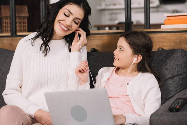 Alegre Madre Escuchando Música Los Auriculares Cerca Linda Hija Con —  Fotos de Stock