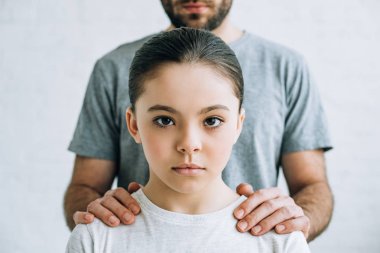 çatışan baba ve kızın kısmi görünümü