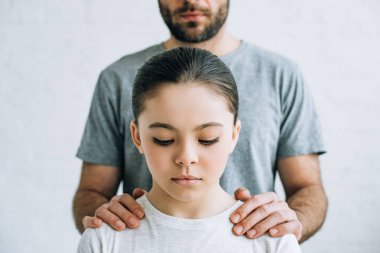 evde çatışma olan baba ve kızın kısmi görünümü