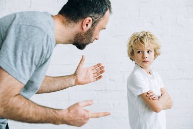 evde oğlu azarlayan sakallı baba kısmi görünümü