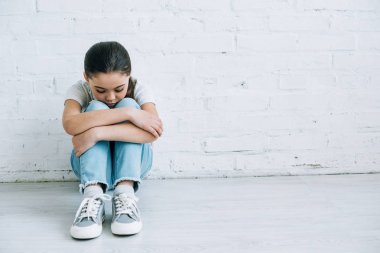 üzgün preteen çocuk evde katta oturan