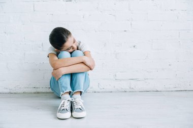 üzgün preteen çocuk evde katta oturan