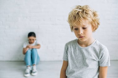 evde t-shirt üzgün preteen erkek ve kız kardeşi