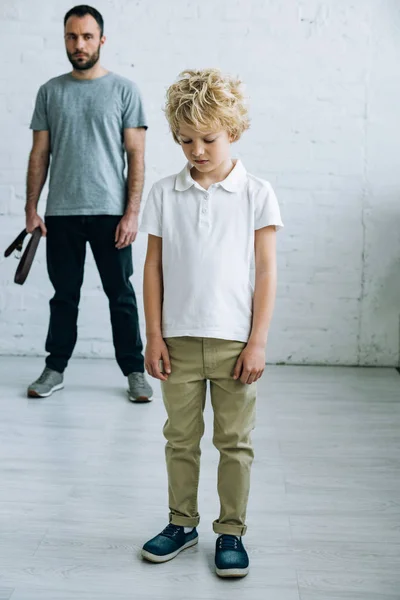 Père Avec Ceinture Fils Bouleversé Maison — Photo