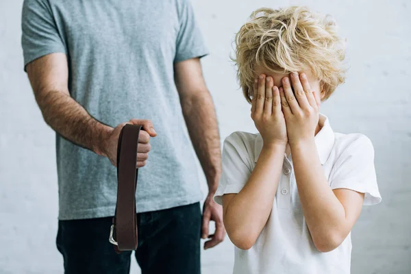 evde kemer ve ağlayan oğlu ile baba kısmi görünümü