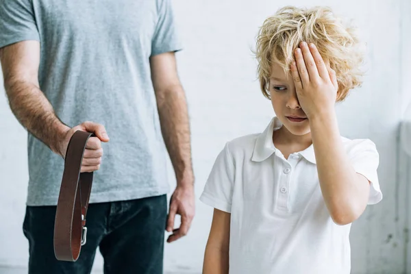 Vista Ritagliata Del Padre Con Cintura Figlio Sconvolto Casa — Foto Stock