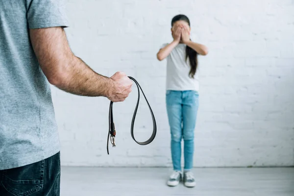 Gedeeltelijke Weergave Van Beledigende Vader Holding Gordel Bang Dochter Thuis — Stockfoto