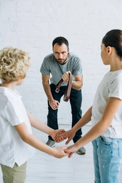 Misshandelter Vater Hält Gürtel Und Kinder Halten Sich Händen — Stockfoto