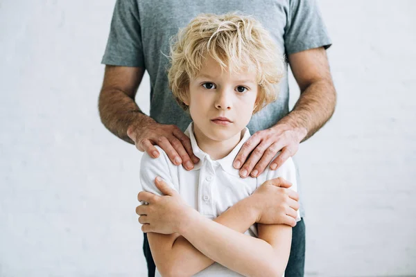 Visão Cortada Pai Filho Tendo Conflito Casa — Fotografia de Stock