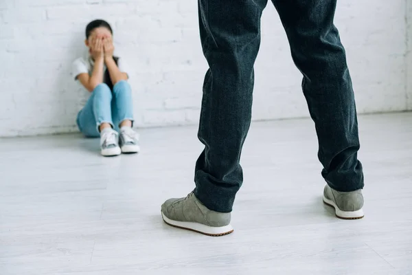 Visão Cortada Pai Segurando Cinto Filha Assustada Sentada Chão — Fotografia de Stock