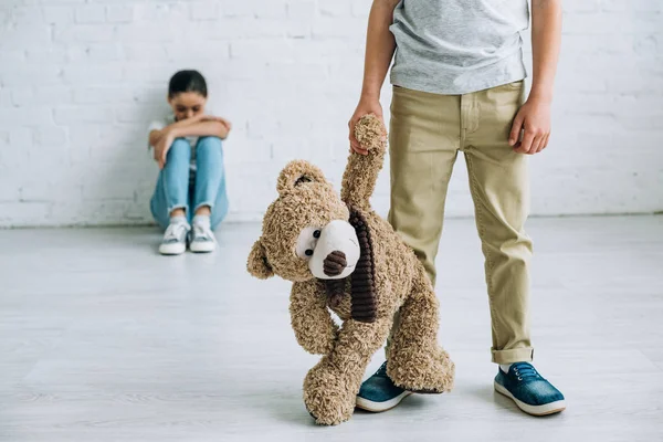 Vista Parcial Del Niño Con Oso Peluche Hermana Sentada Suelo — Foto de Stock