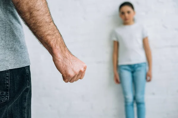 Gedeeltelijke Weergave Van Beledigende Vader Bang Dochter Thuis — Stockfoto